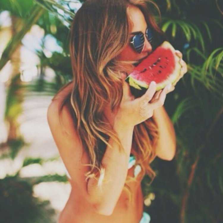 Девушка в купальнике с арбузом