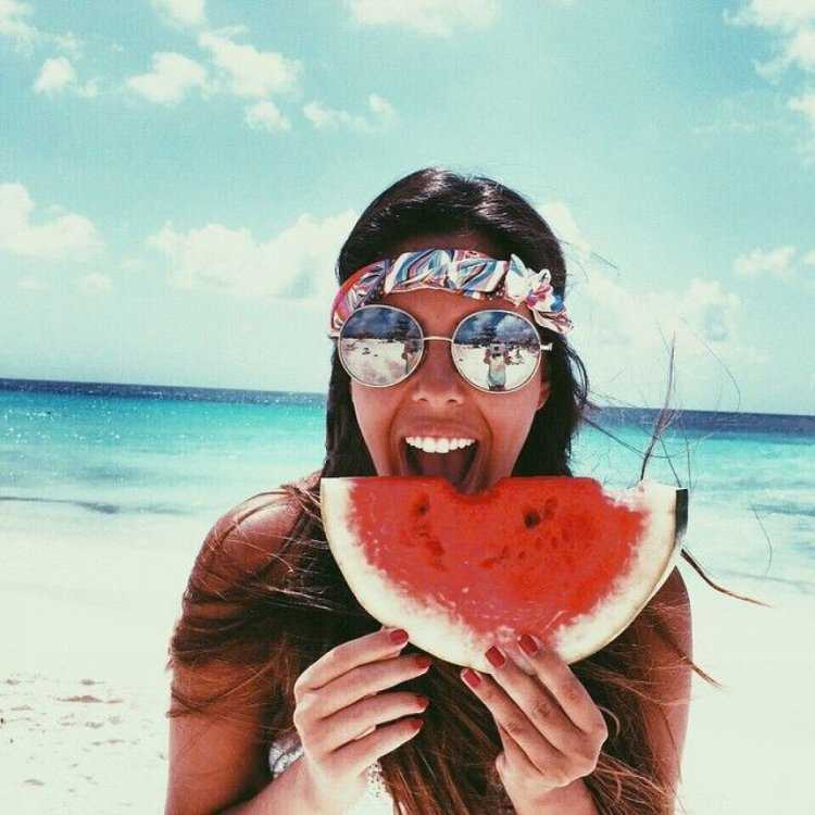 Фотосессия с арбузом на море