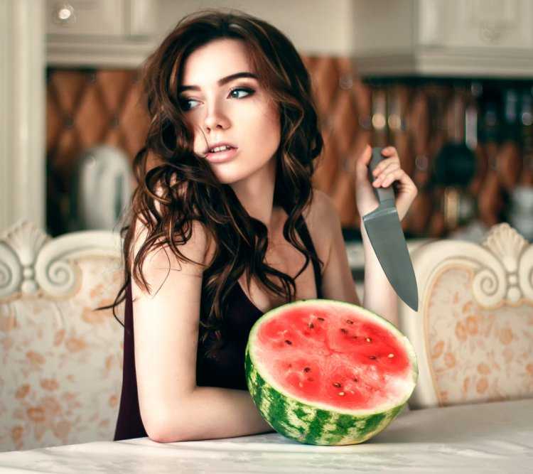 Фотосессия с арбузом девушки