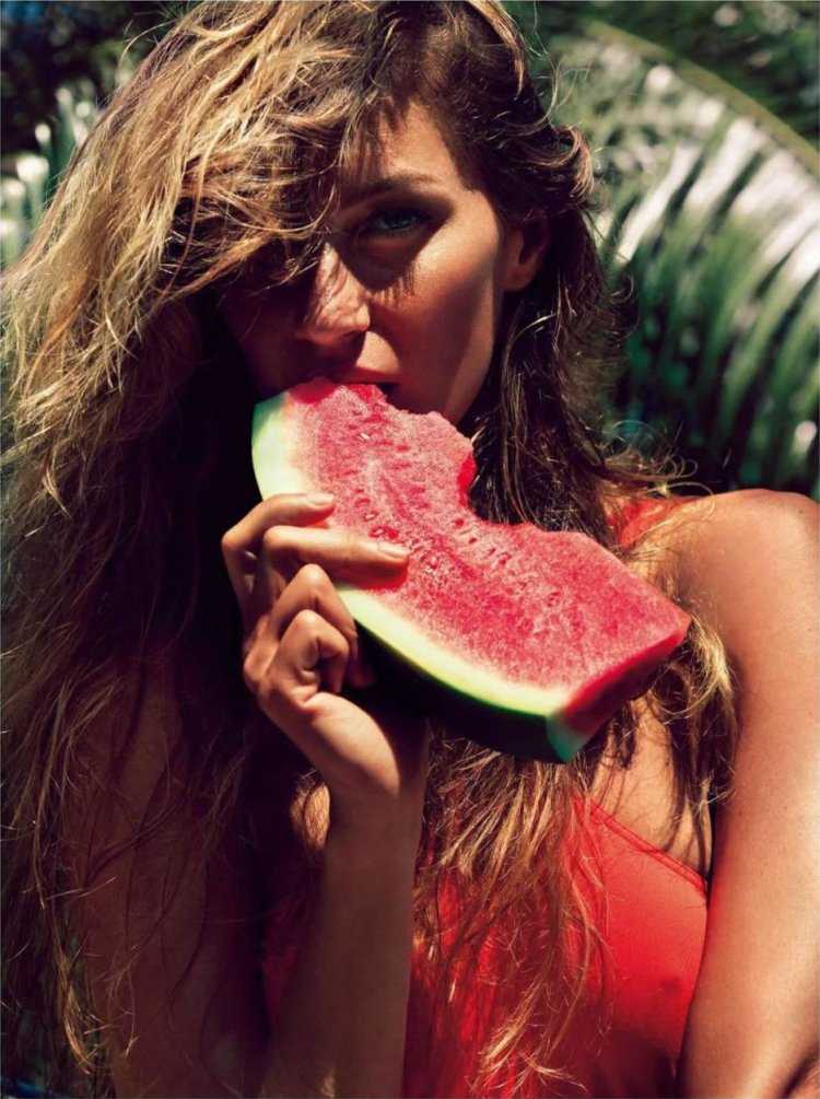Жизель Бюндхен в фотосессии с фруктами