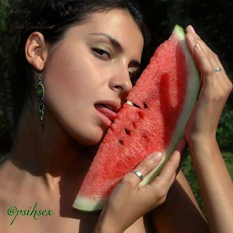 Девушка ест Арбуз