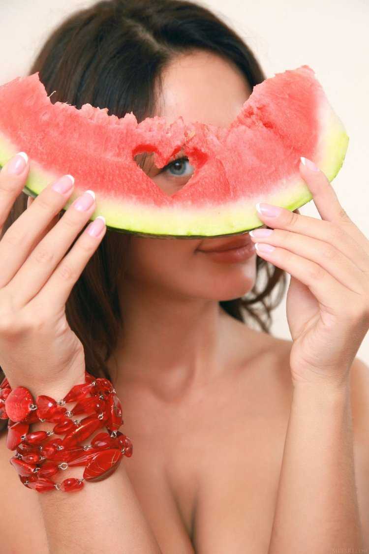 Девушка ест Арбуз