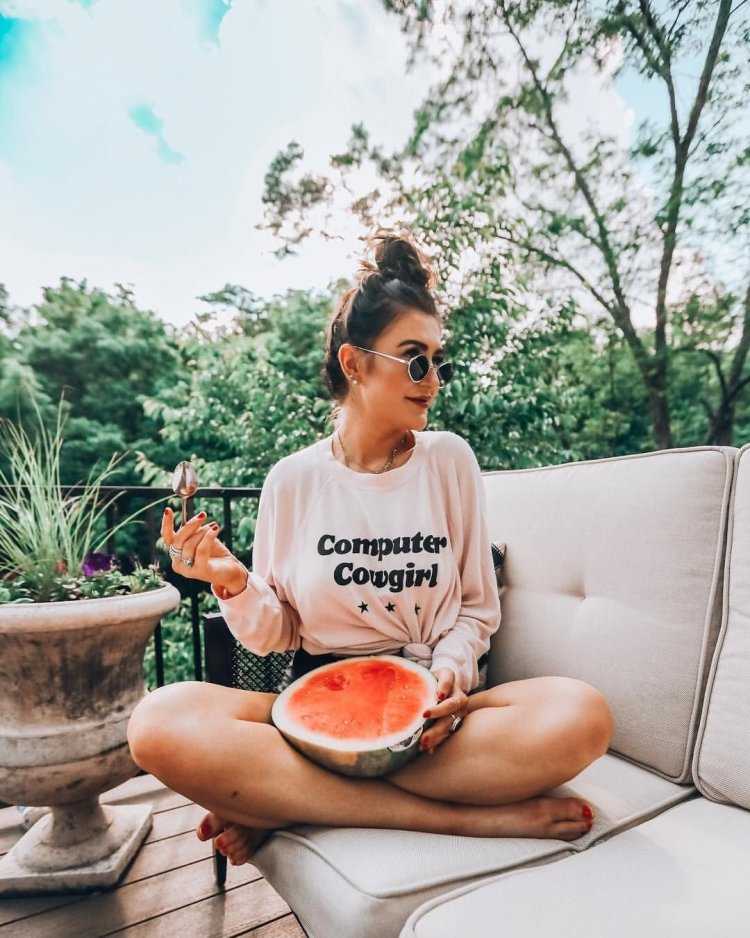 Фотосессия летом подруги с арбузом