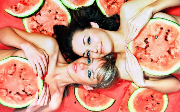 Девушка с арбузом
