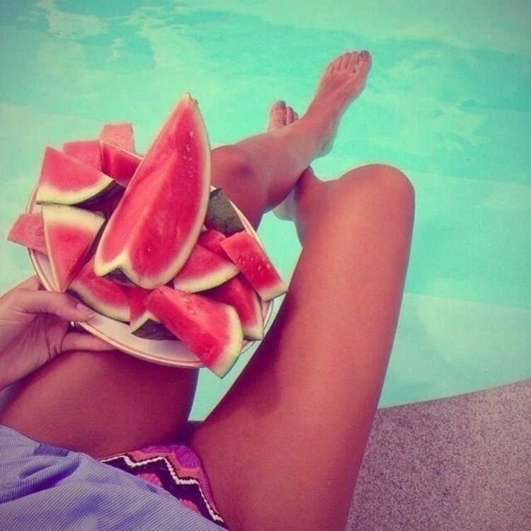 Девушка с арбузом на пляже