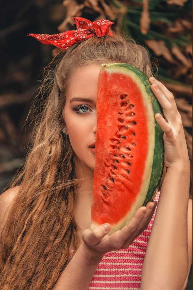 Девушка с арбузом