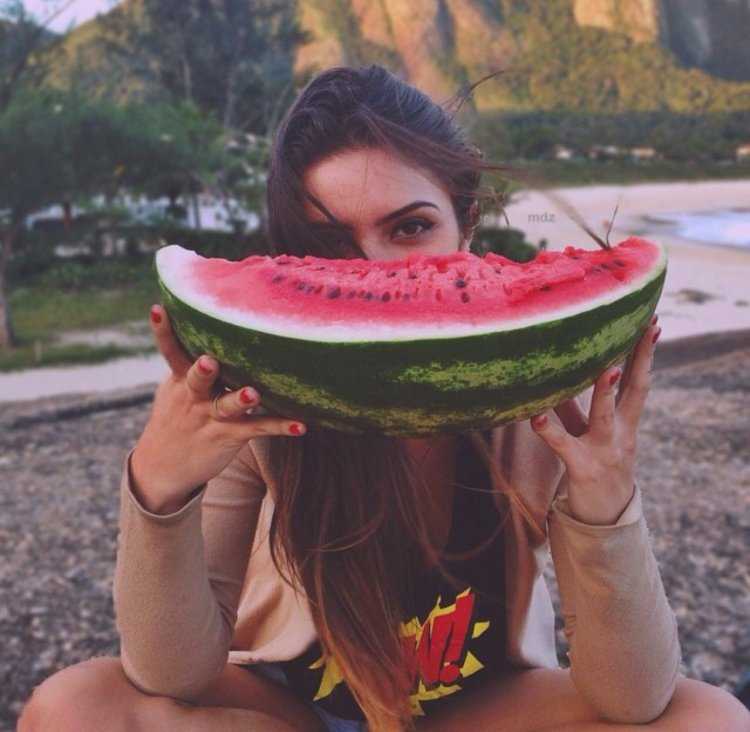 Красивая девушка с арбузом
