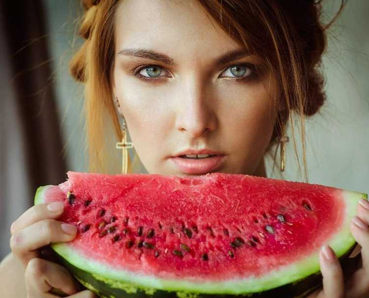 Девушка с фруктами