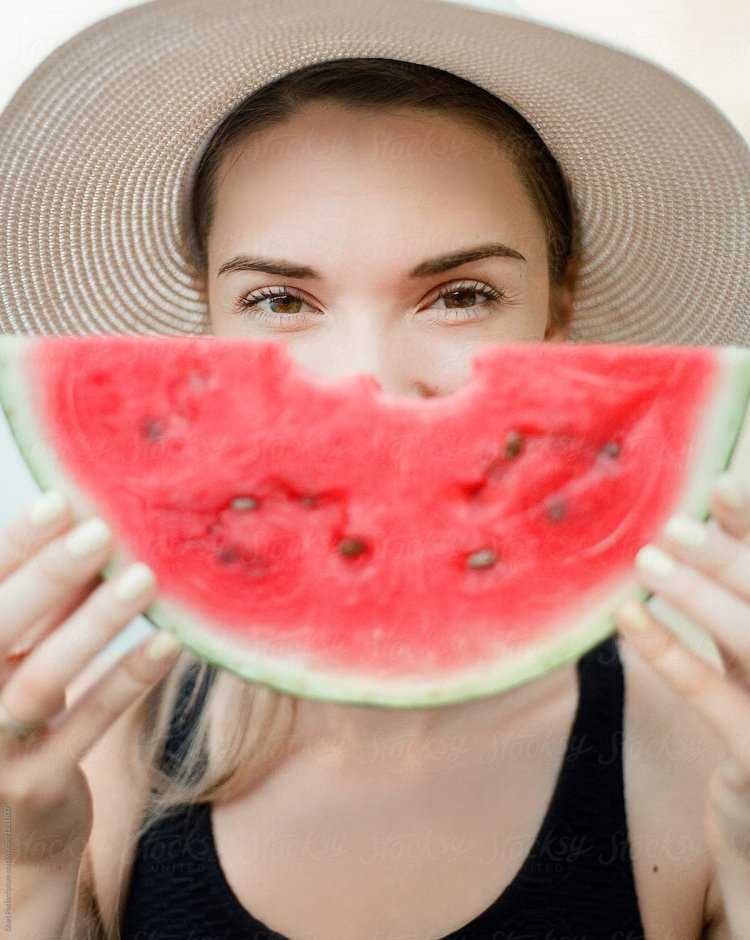 Фотосессия с арбузом девушки