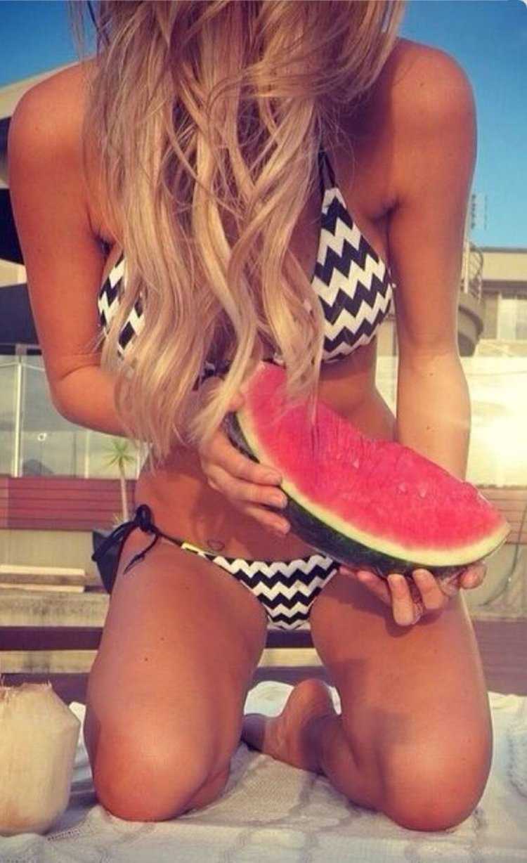 Блондинка с арбузом