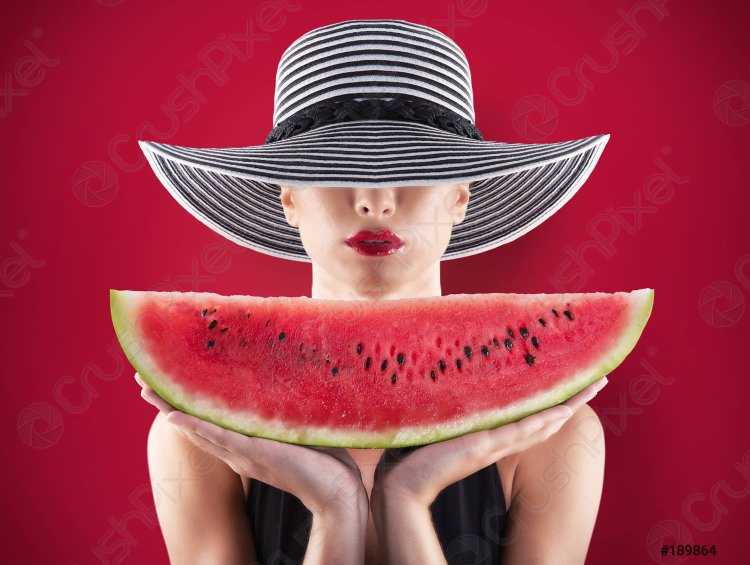 Девушка с арбузом в руке