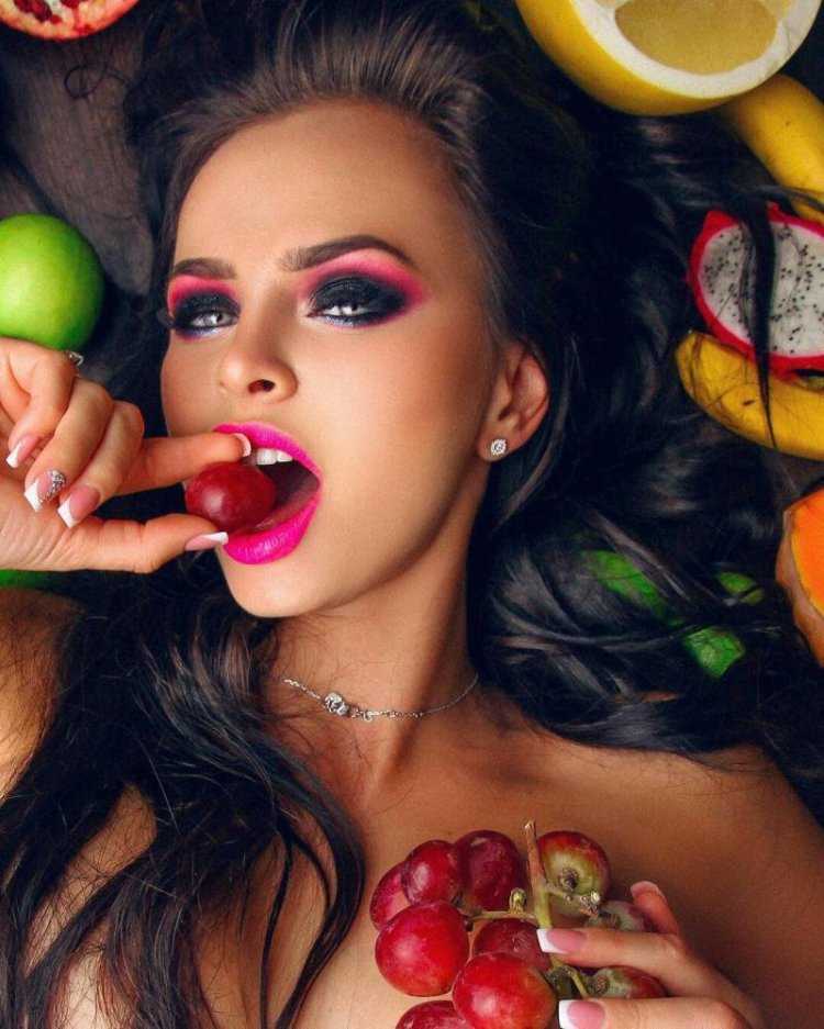 Романец и Гусев фотосессия с фруктами