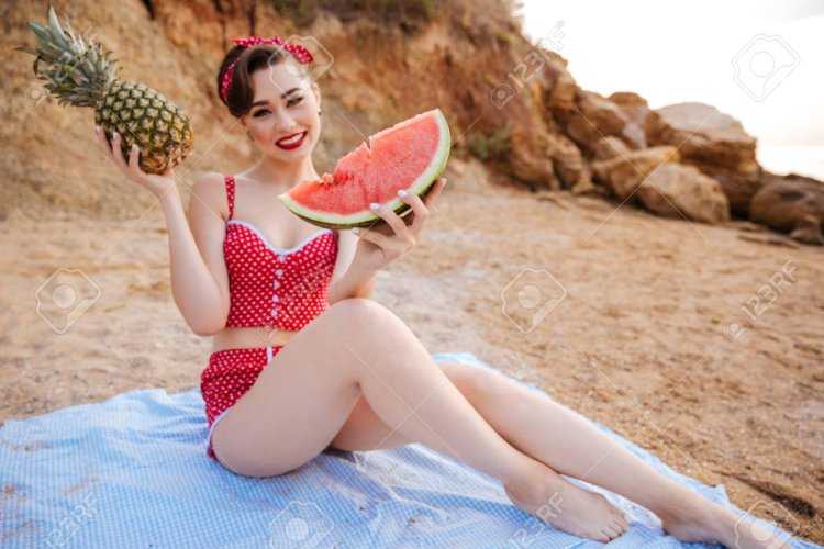 Девушка в купальнике с ананасом