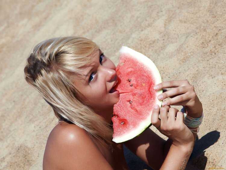 Фотосессия с арбузом девушки