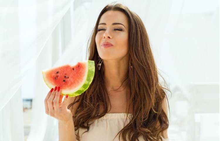 Красивая девушка с арбузом