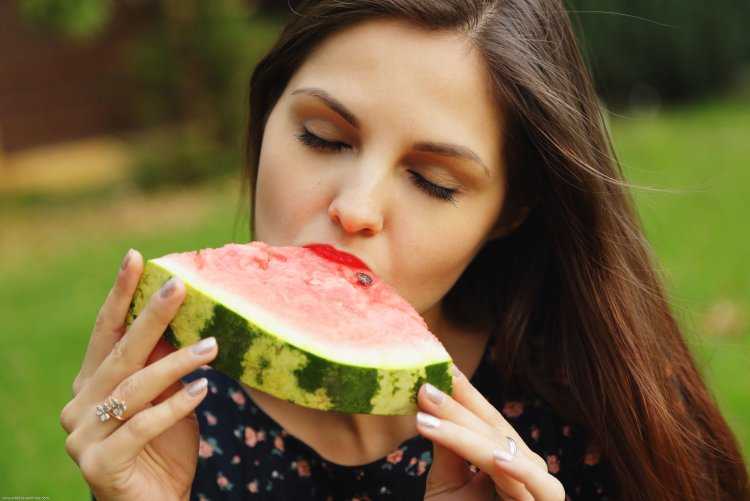Девушка кушает Арбуз