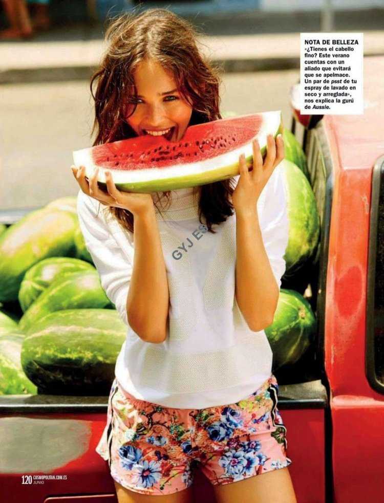 Девушка с арбузом