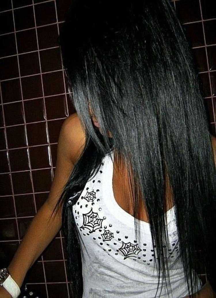 Девушка с длинными черными волосами домашнее