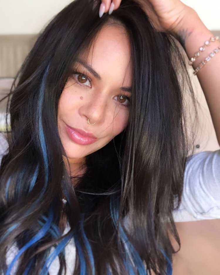 Черные волосы с синими прядями у лица