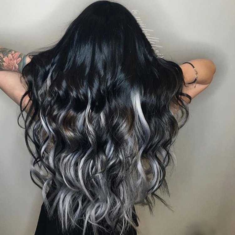 Пепельные пряди на темных волосах