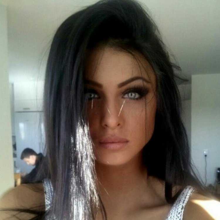 Девушка с прямыми волосами селфи