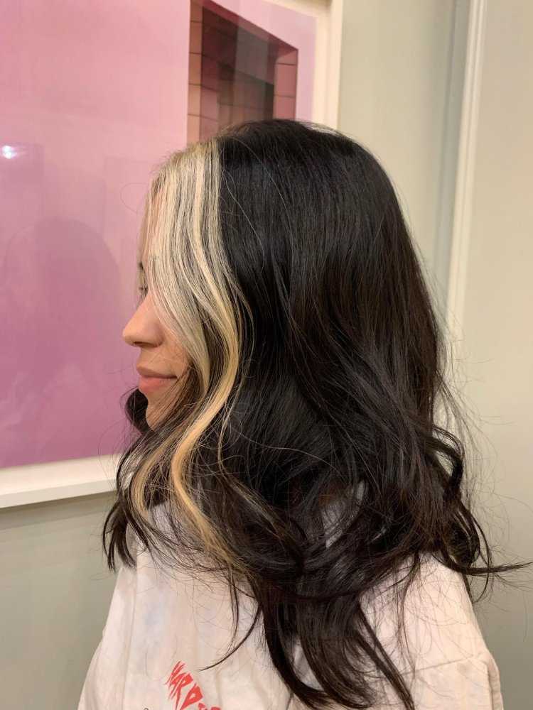 Черные пряди на каштановых волосах