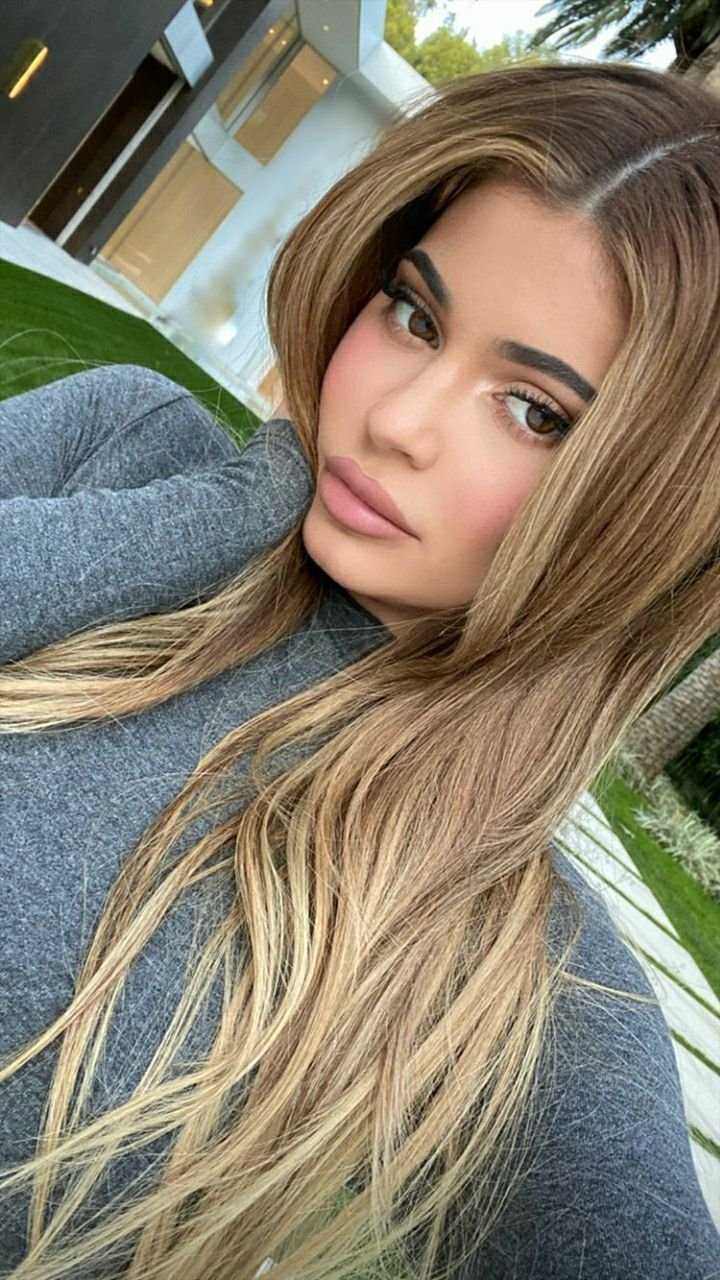 Брюнетка со светлыми прядями