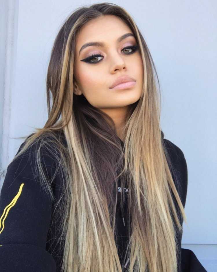 Брюнетка с осветленными прядями