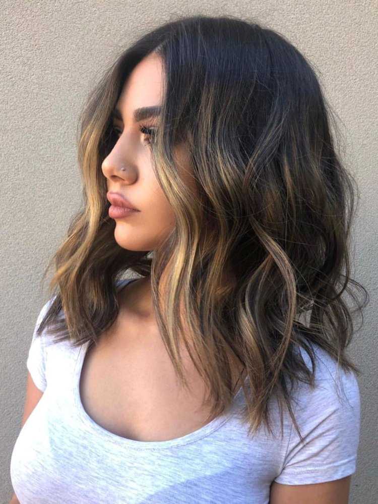 Чёрные волосы с белыми прядями