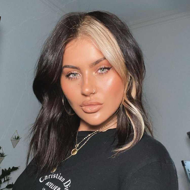 Окрашивание с белыми прядями у лица