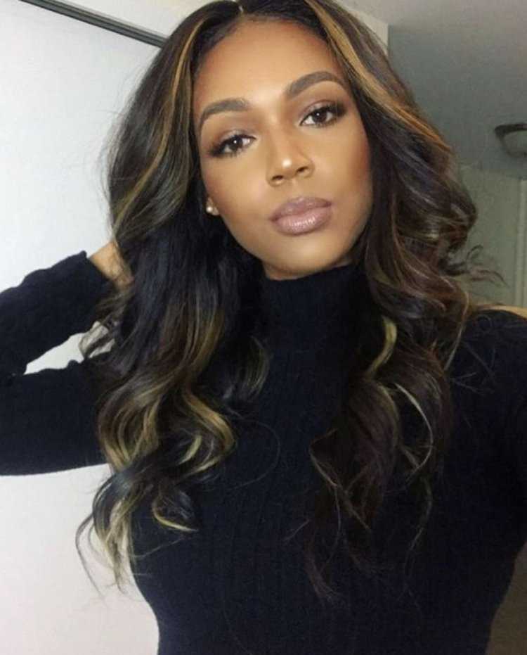 Черные волосы средней длины