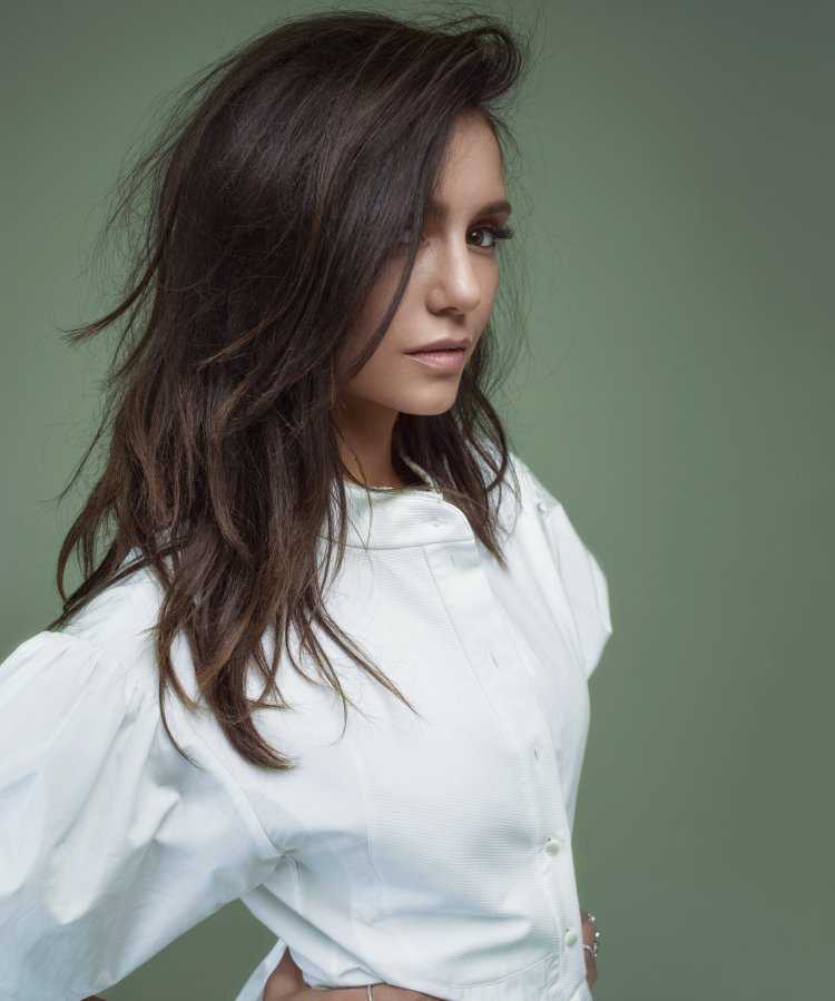 Осветленные пряди на темных волосах