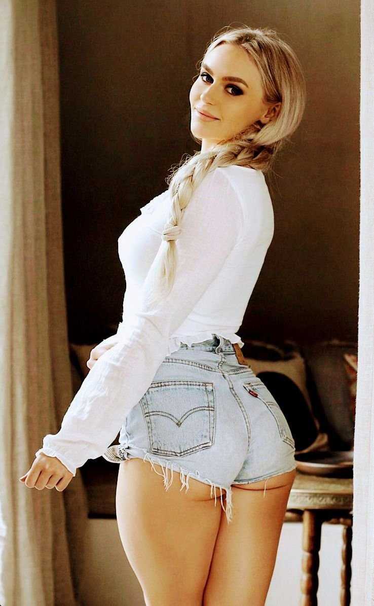 Широкие мясистые ягодицы в платьях