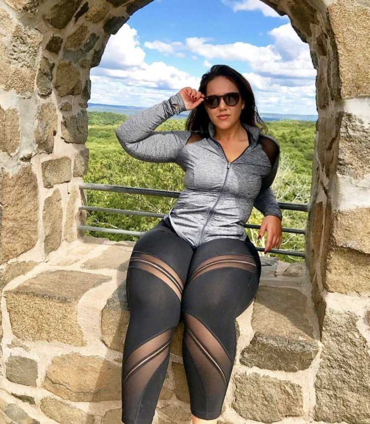 Большая задница в джинсовых шортах