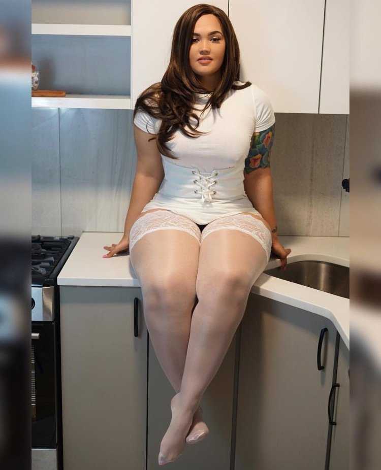 Модель плюс Арабелла Руби