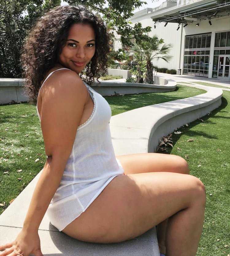 Полненькие девушки в коротких юбках