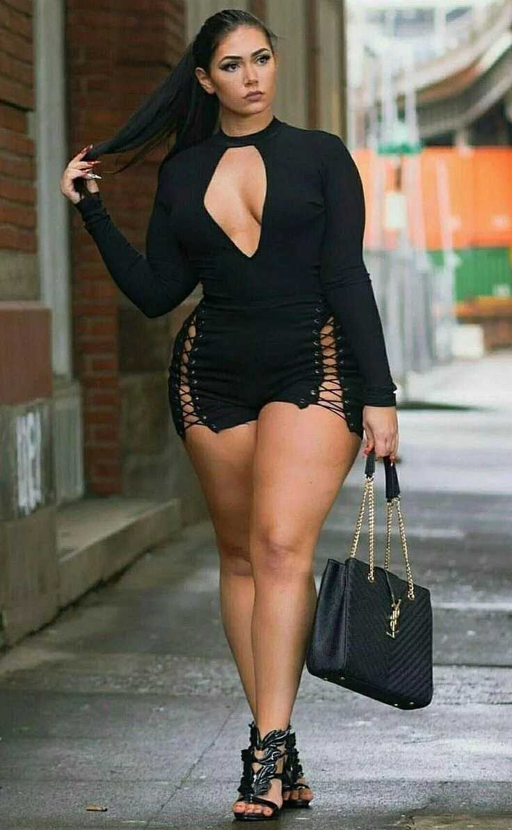 Giselle Lynette в шортах