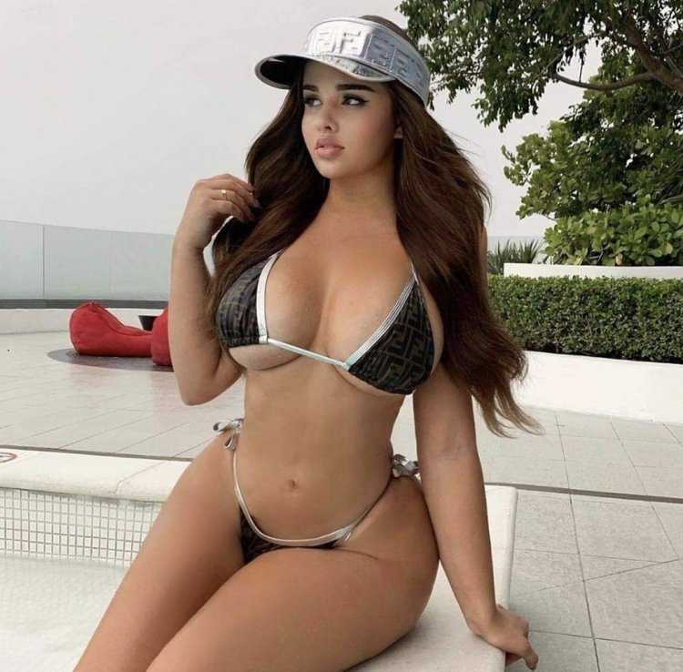 Дениз милани в мини