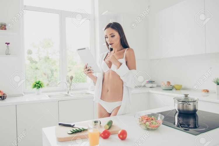В белом бюстгальтере на кухне