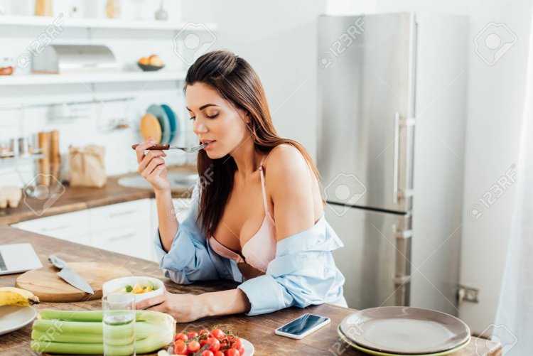 Большая красивая грудь на кухне