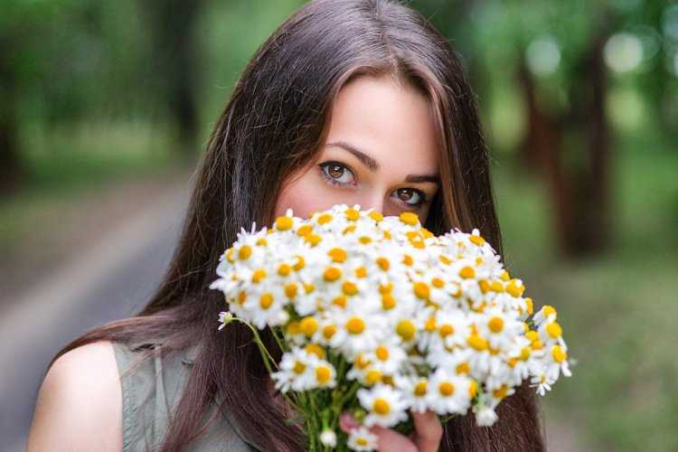 Девушка с букетом ромашек