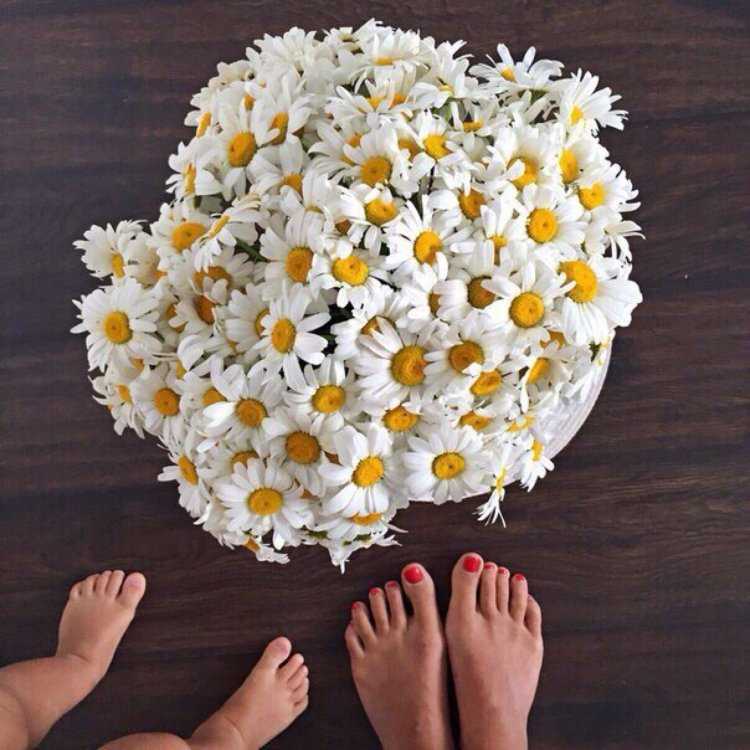 Девушка с букетом ромашек