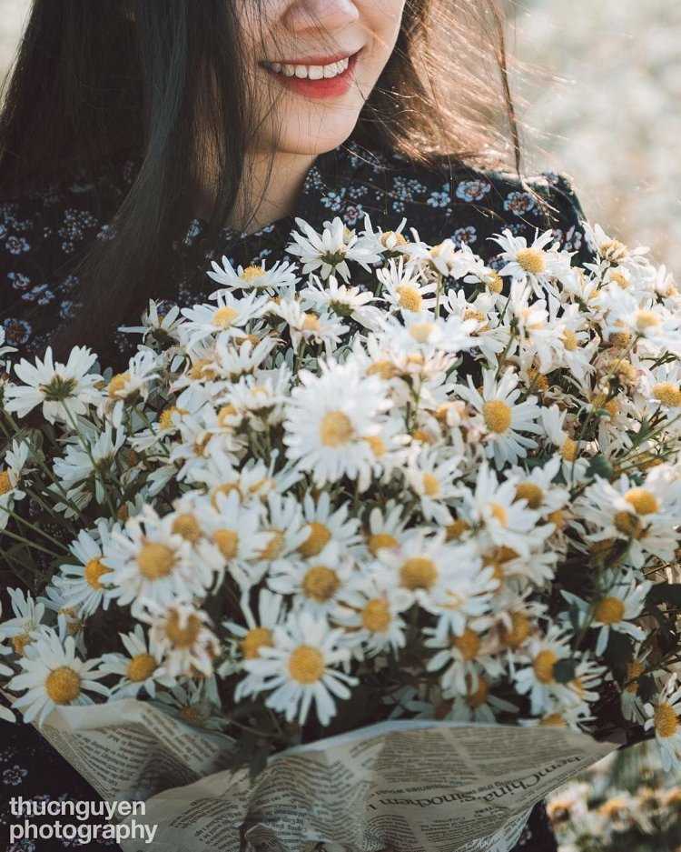 Брюнетка с ромашками