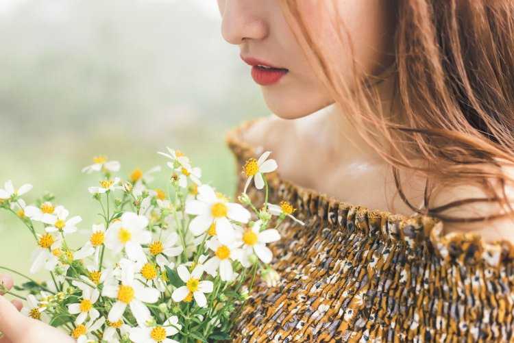 Девушка с букетом ромашек