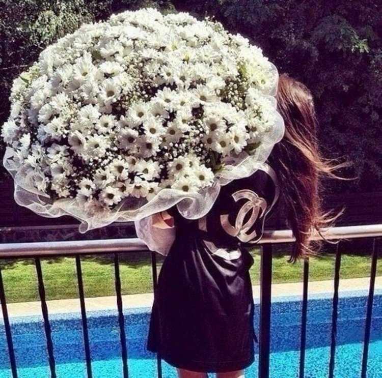 Девушка с огромным букетом