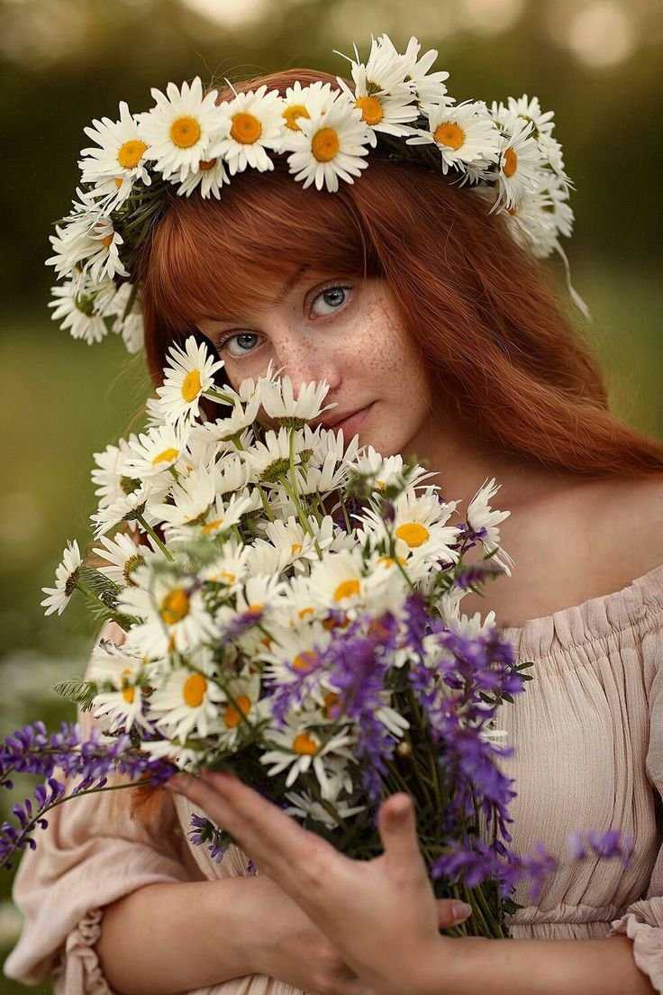 Девочка с полевыми цветами