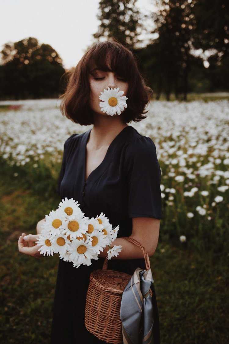 Брюнетка с букетом ромашек53