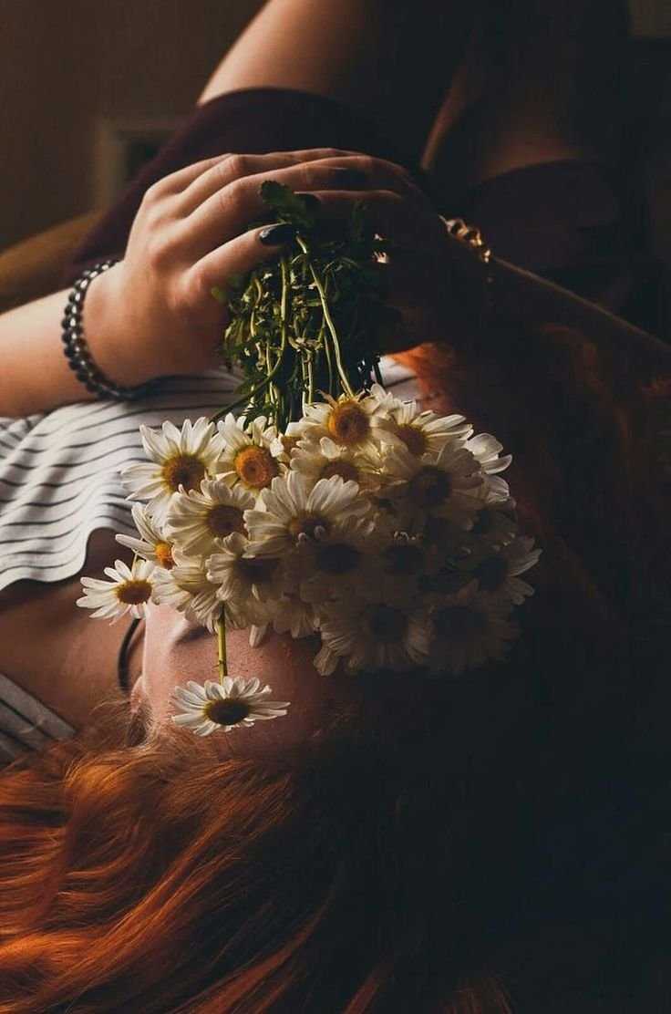 Рыжая девушка с ромашками
