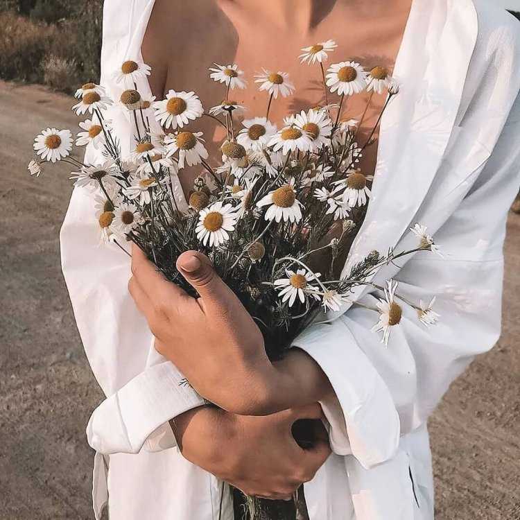 Брюнетка с букетом ромашек76