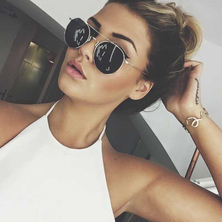 Соблазнительная красавица в стильных очках